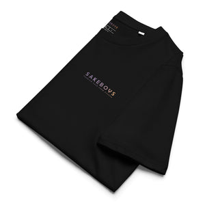 【コラボ記念商品】SAKEBOYS® ユニセックスオーガニックリブネックTシャツ パープルオレンジロゴ