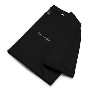 【コラボ記念商品】SAKEBOYS® ユニセックスオーガニックリブネックTシャツ パープルピンクロゴ